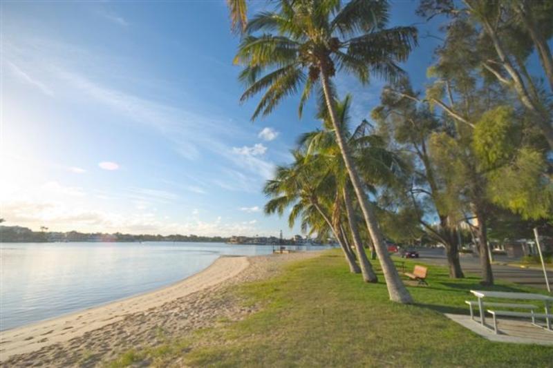 Budds Beach Apartments Surfers Paradise Exterior photo